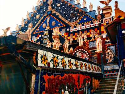 In Salento invece ci � stato segnalato l�Eremo di Vincent Brunetti, a Guagnano: una casa-museo dove troneggia un alto frontone brulicante di statue di ogni genere e decorata con piastrelle di svariati colori, specchi e grandi scritte (foto di Maria Maglionico)